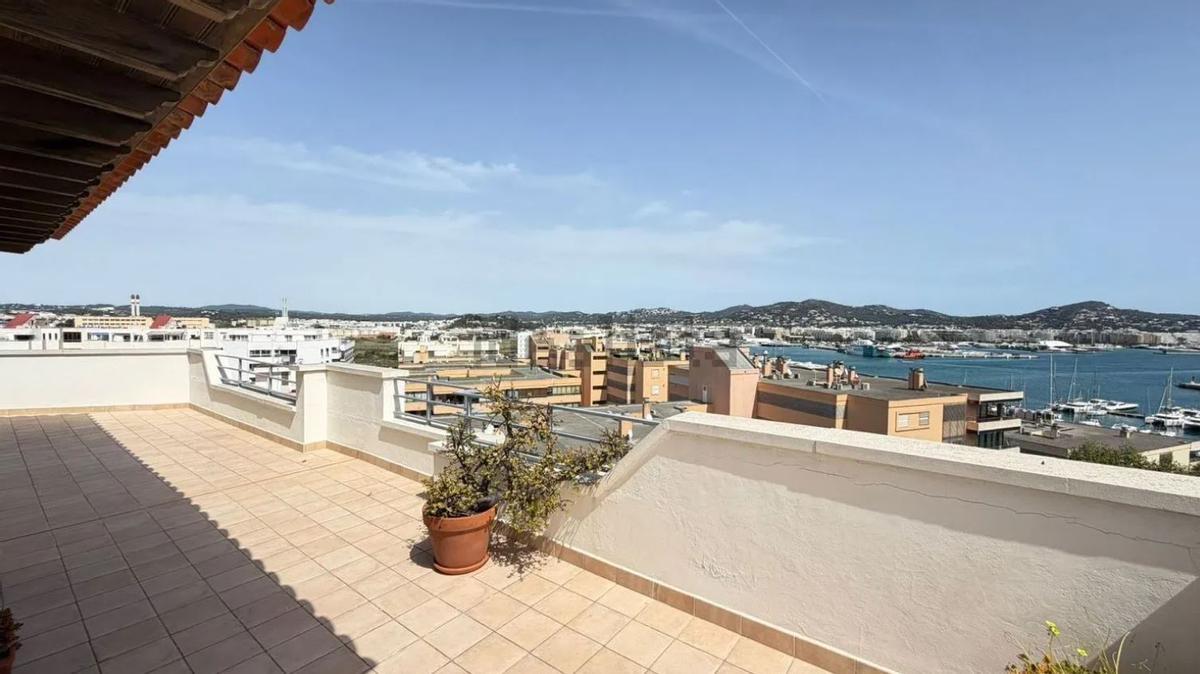 A la venta un ático en Ibiza con unas vistas de 360 grados "que quitan el aliento”: desde Dalt Vila a Talamanca