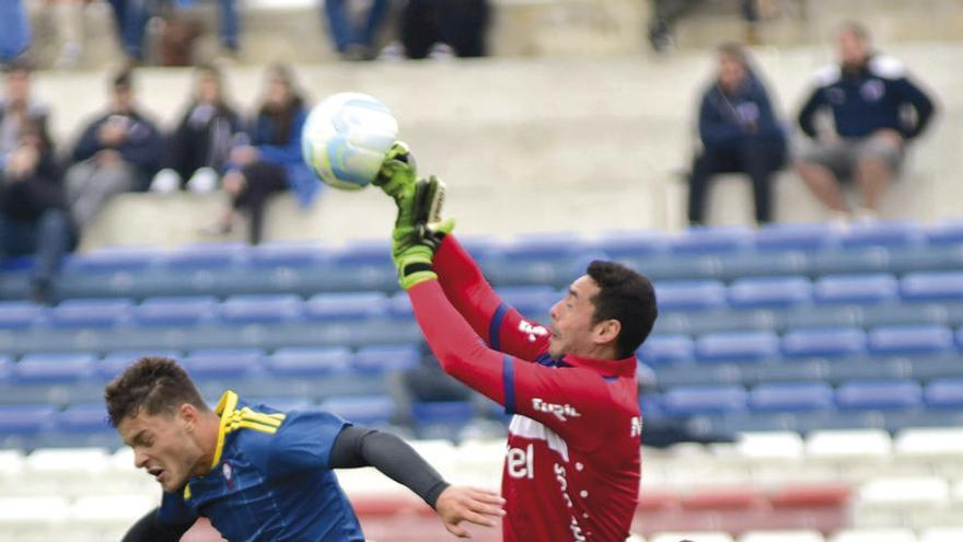 Esteban Conde despeja un balón ante Diego Alende. // Efe