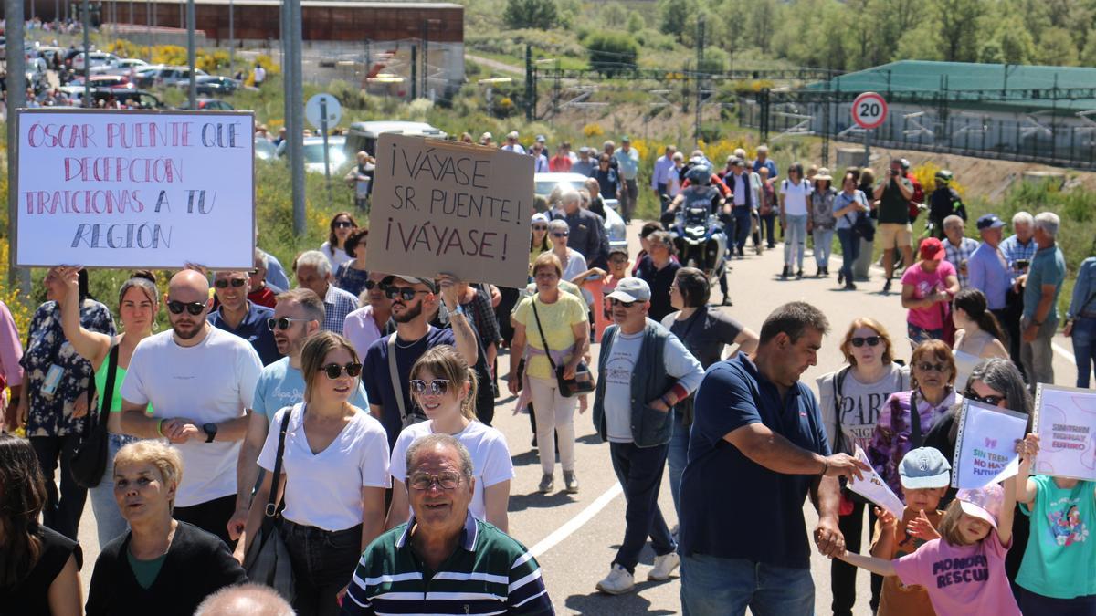 Protesta contra la supresión de paradas de tren AVE en la estación de Otero de Sanabria