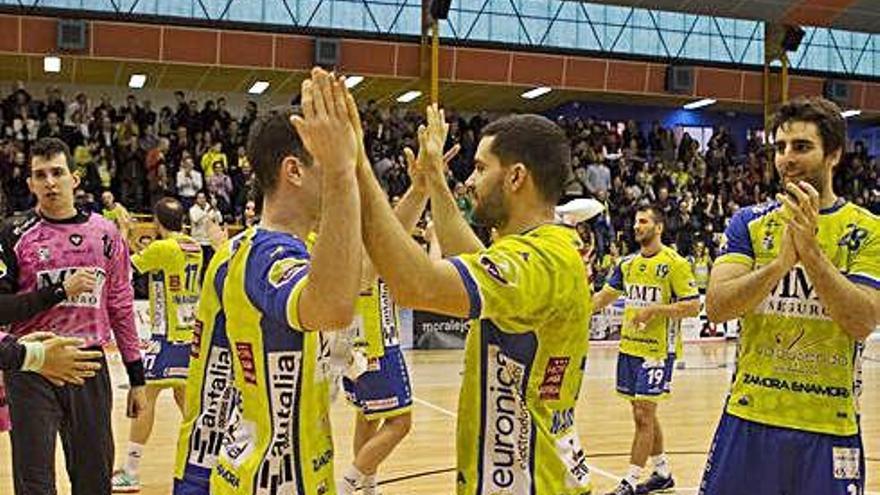 El equipo celebra la victoria, el pasado sábado.