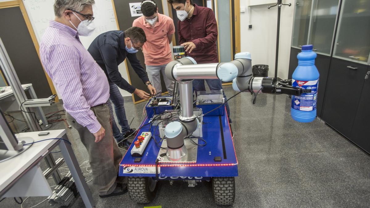 Prototipo de robótica de la UA de los investigadores Candelas y Puente