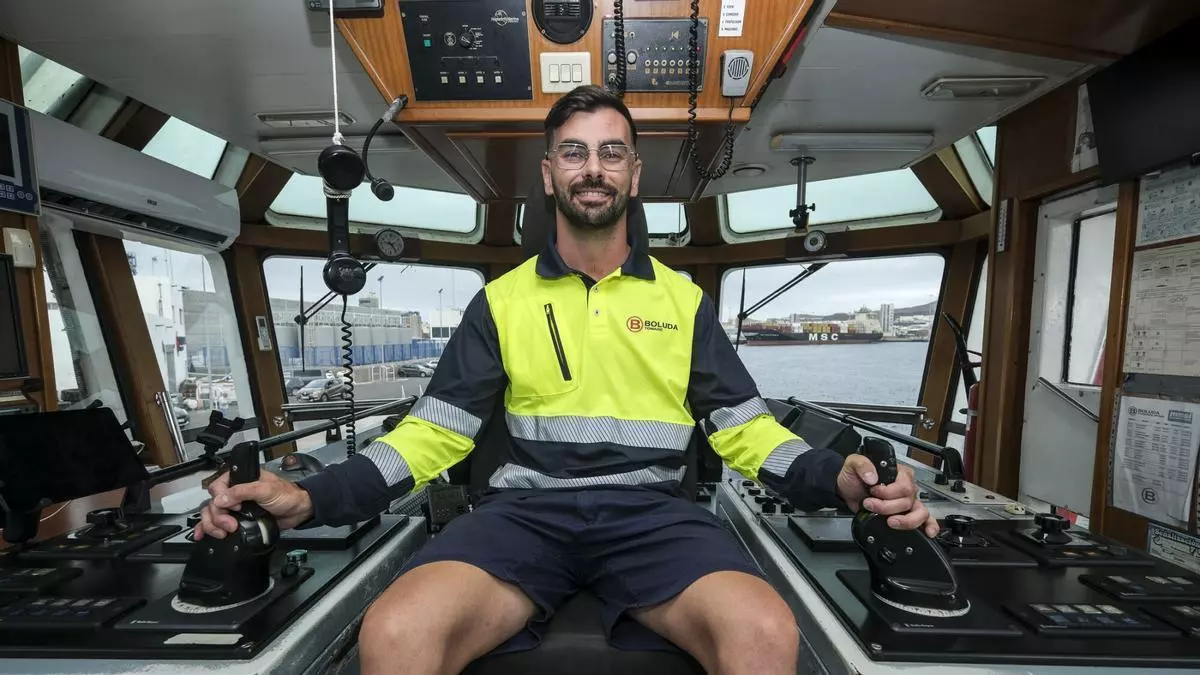 Isaac Corujo, patrón de un remolcador del Puerto de Las Palmas, explica cómo es la maniobra para atoar un barco.
