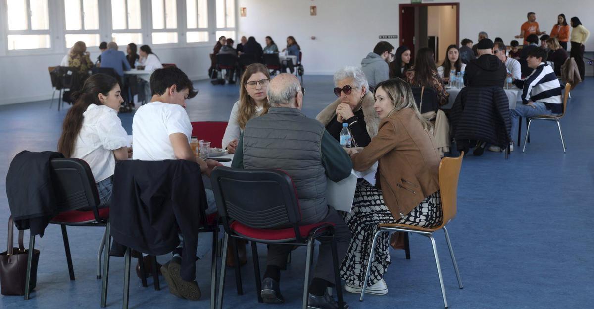Participantes en la mesa de experiencias organizada en el CRE de la ONCE de Pontevedra.