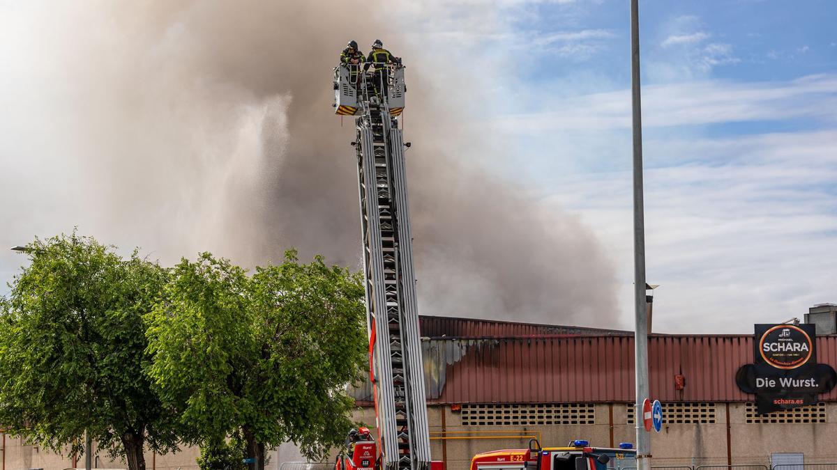 Incendio en la nave de la empresa cárnica Schara en Mercabarna.