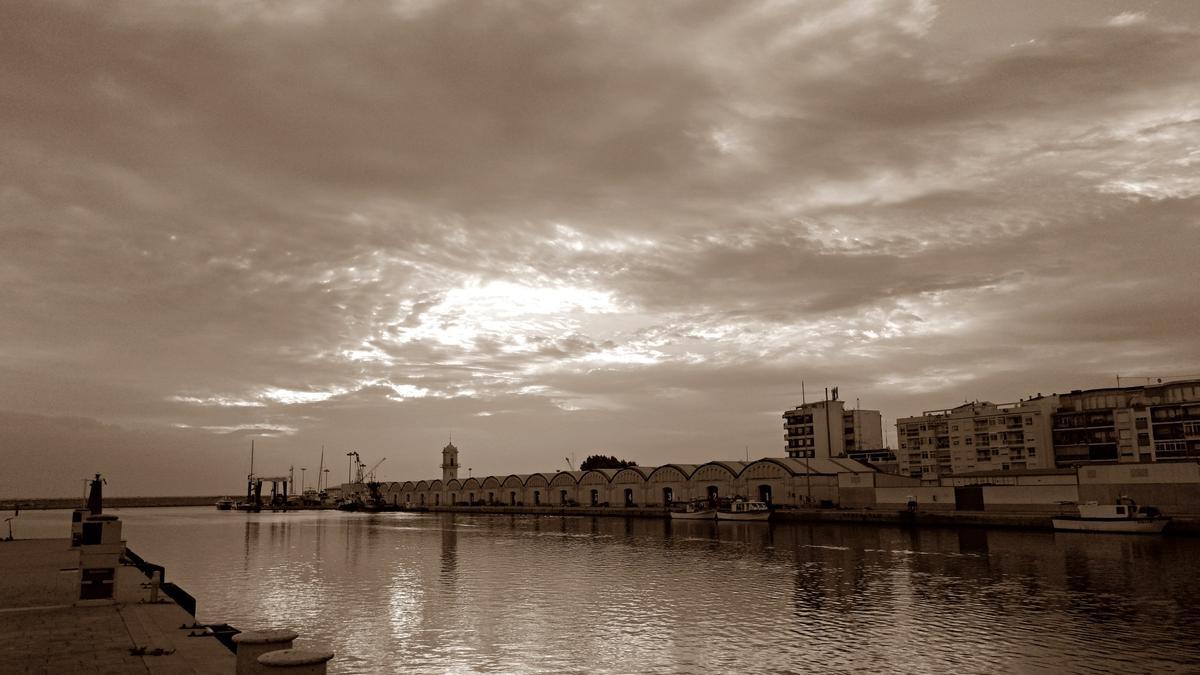 La dársena del puerto de Gandia, en una imagen de hace apenas unos días, con la hilera de tinglados y las grúas al fondo.