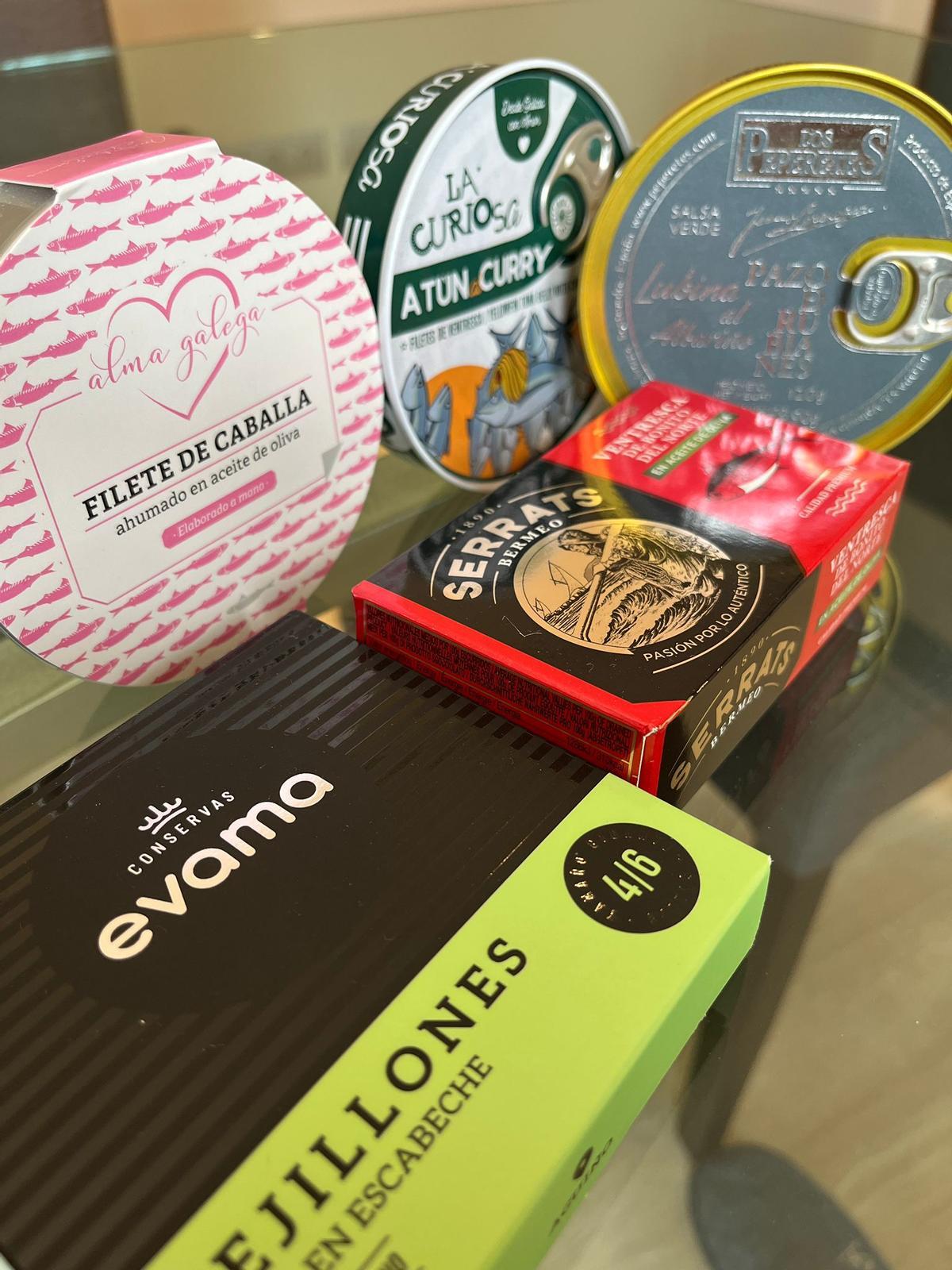 Algunas latas de la colección de más de 500 conservas de Carlos Álvaro