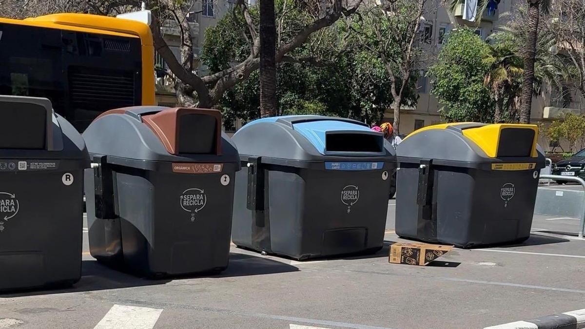 Contenedores que eliminan zonas de aparcamiento.