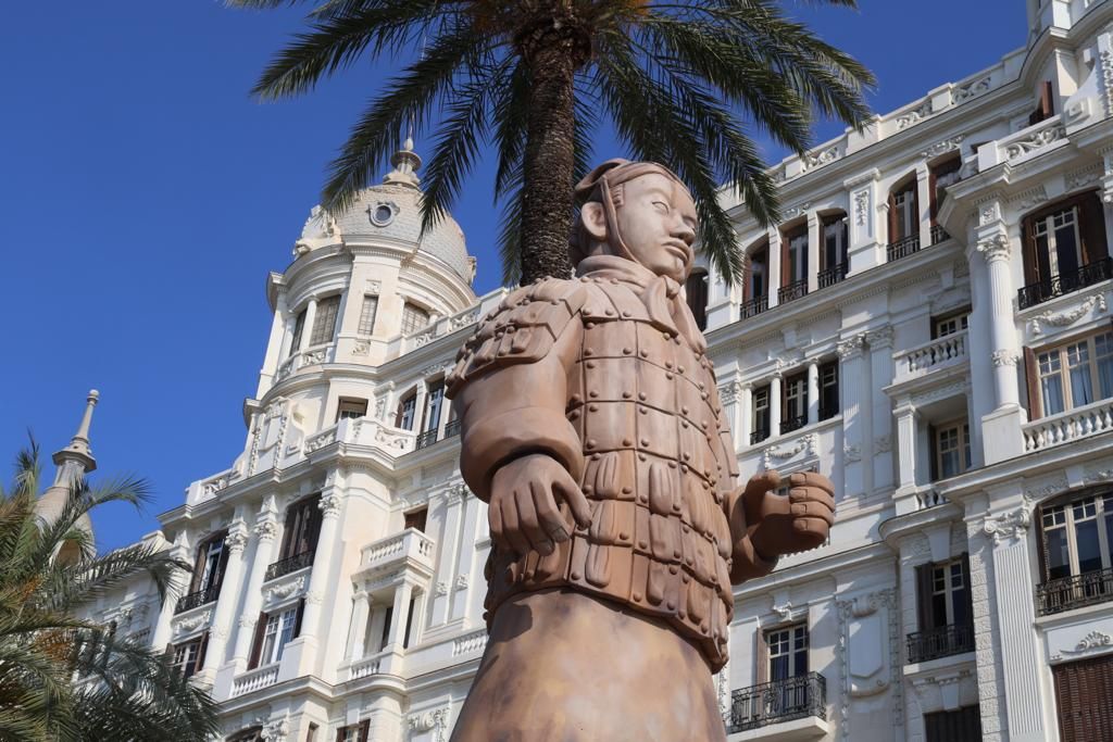 Un guerrero de Xian gigante custodia la Explanada de Alicante
