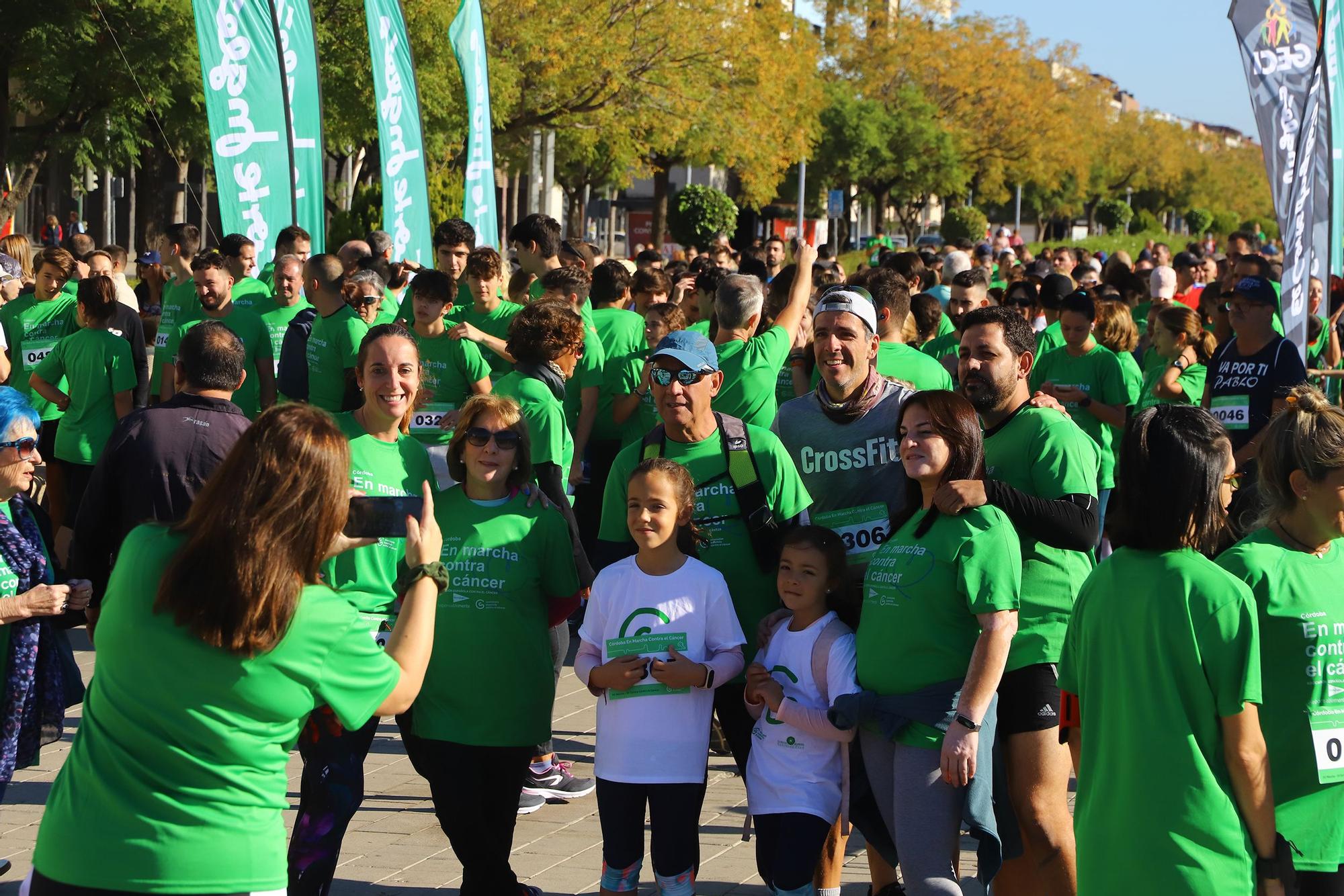 La Asociación Española contra el Cáncer convierte el Vial en una gran marea verde