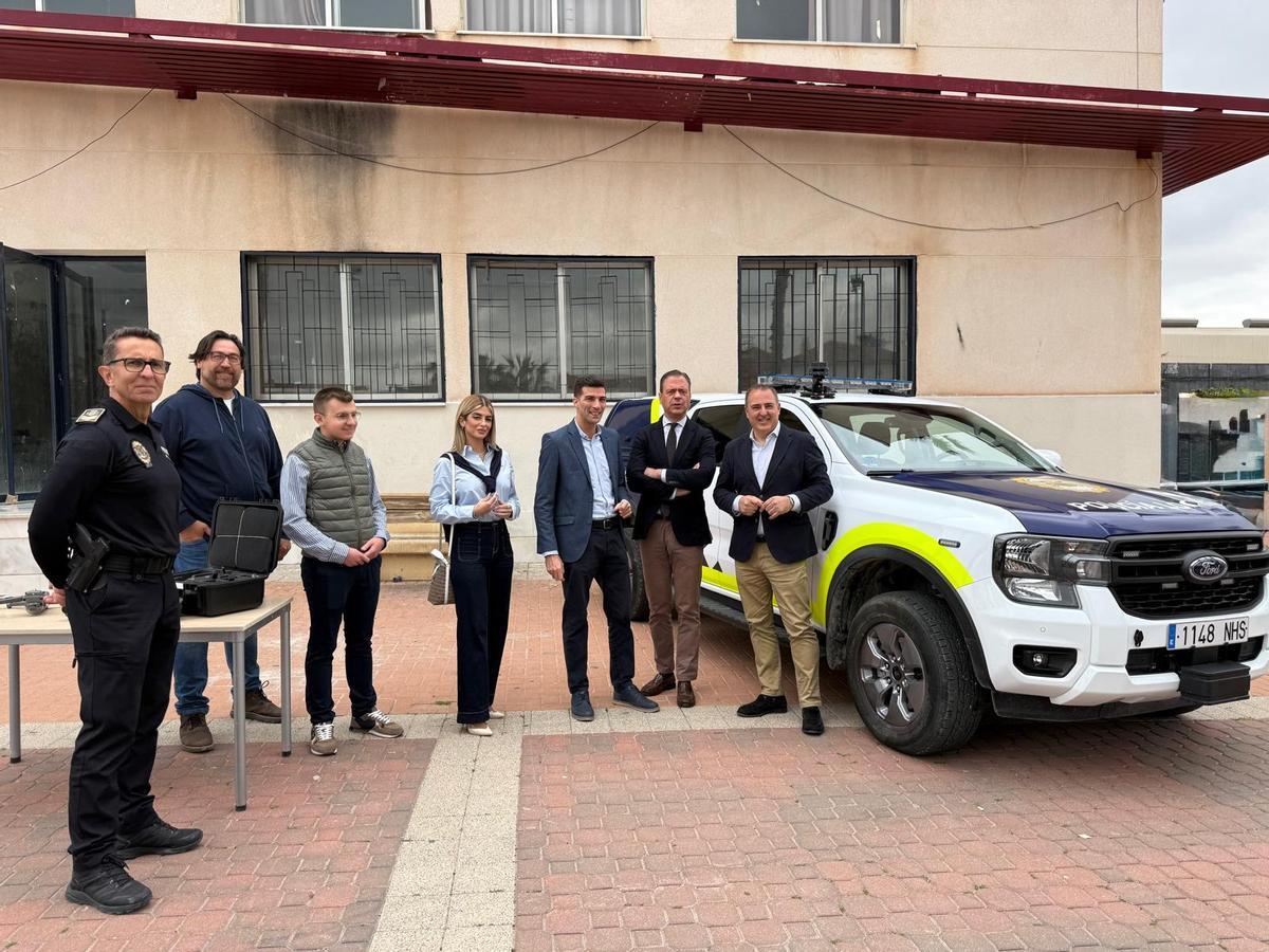 El consejero de Presidencia, Portavocía, Acción Exterior y Emergencias, Marcos Ortuño, y el alcalde de Alguazas, José Gabriel García Bernabé, acompañados por el director general de Administración Local, Francisco Abril, y concejales del Ayuntamiento, junto al edificio donde se ubicará la nueva Comisaría.