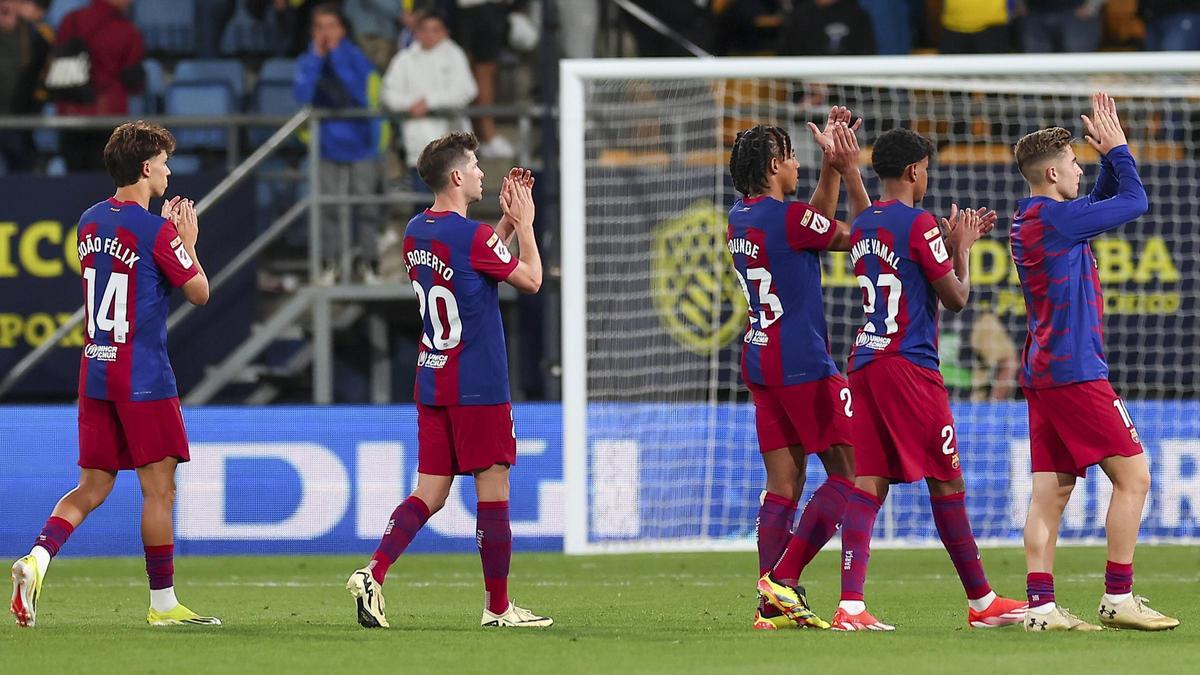 Los jugadores del Barça agradecen a la hinchada azulgrana de Cádiz su apoyo.