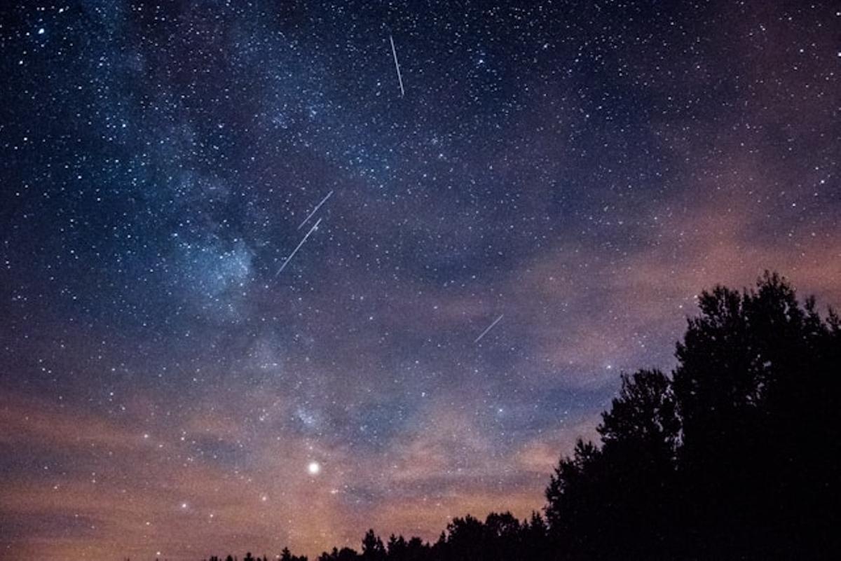 Un cielo estrellado durante una lluvia de meteoros una noche de verano.