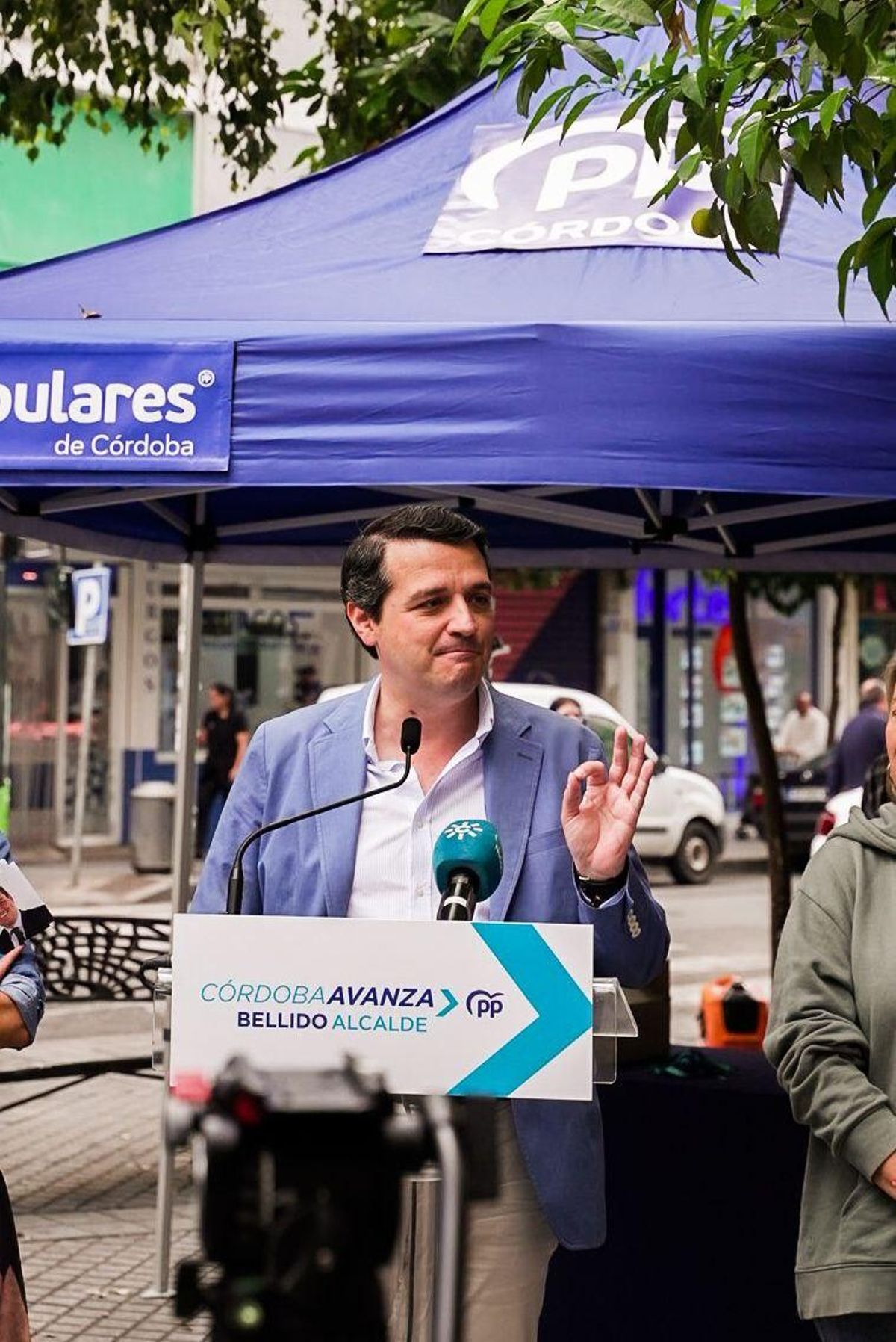 El candidato del PP,  José María Bellido, en la plaza de Costasol.