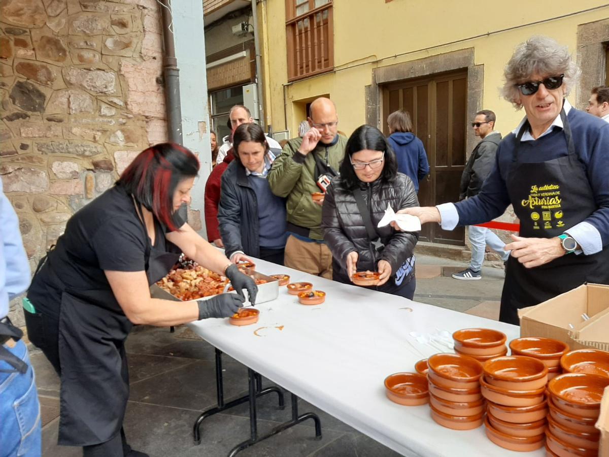 Colas para hacerse con una ración de fabada este domingo en Grado