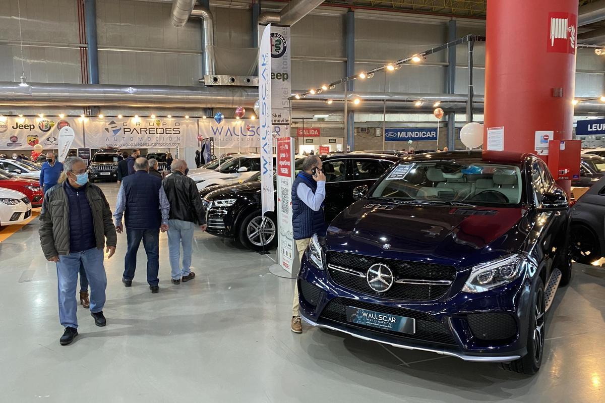 Vehículos en una feria de automóviles en IFa.