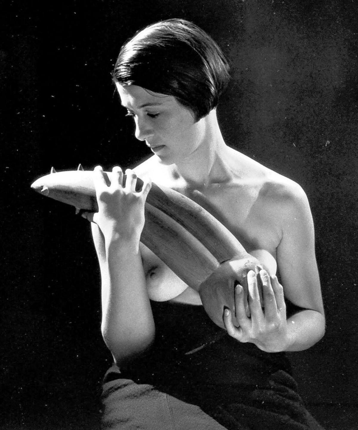«Mujer sujetando un objeto desagradable», de Man Ray