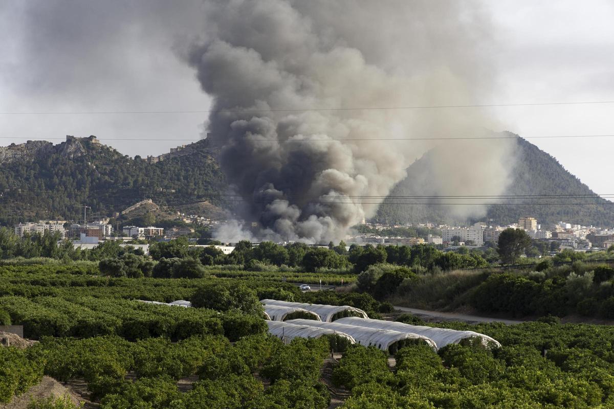 Más de seis dotaciones de bomberos trabajan en la extinción del incendio industrial de Xàtiva