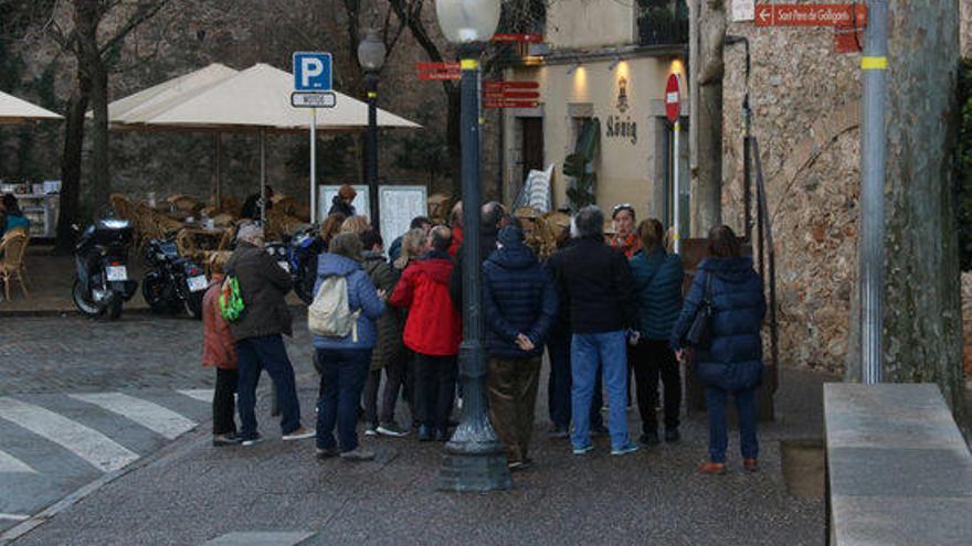 Un grup de turistes escoltant un guia.