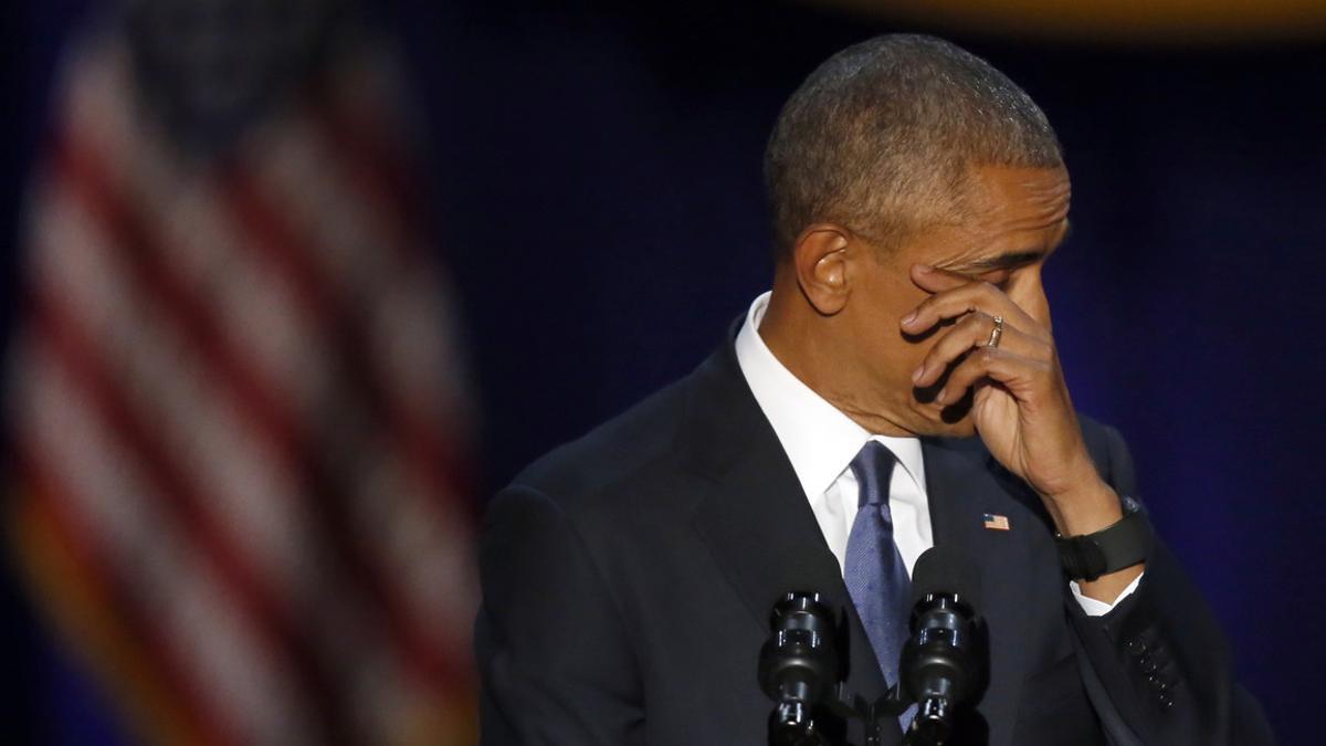 Barack Obama se seca las lágrimas durante un momento de su discurso de despedida en Chicago.