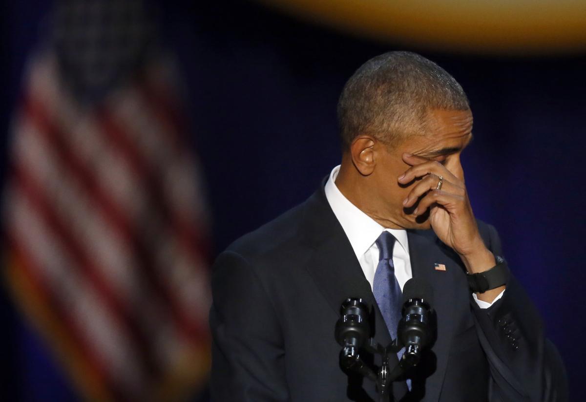 Barack Obama s’eixuga les llàgrimes durant un moment del seu discurs de comiat a Chicago.