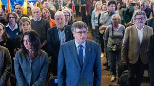 En la primera fila, Carles Puigdemont, con su mujer, Marcela Topor, y Jordi Turull, en un acto en Elna.