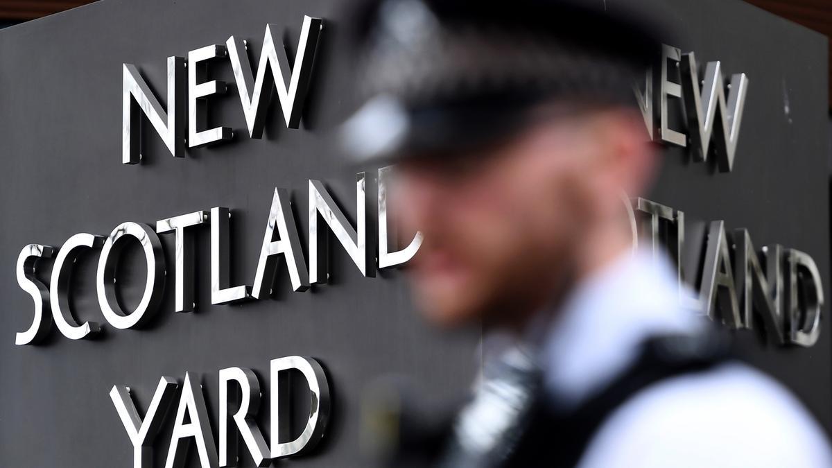 Un agente de la Policía Metropolitana de Londres, conocida como Scotland Yard, a las afueras de la sede en la capital británica.