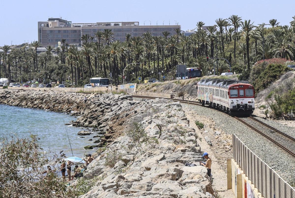 El tren de Cercanías en dirección al apeadero de San Gabriel.
