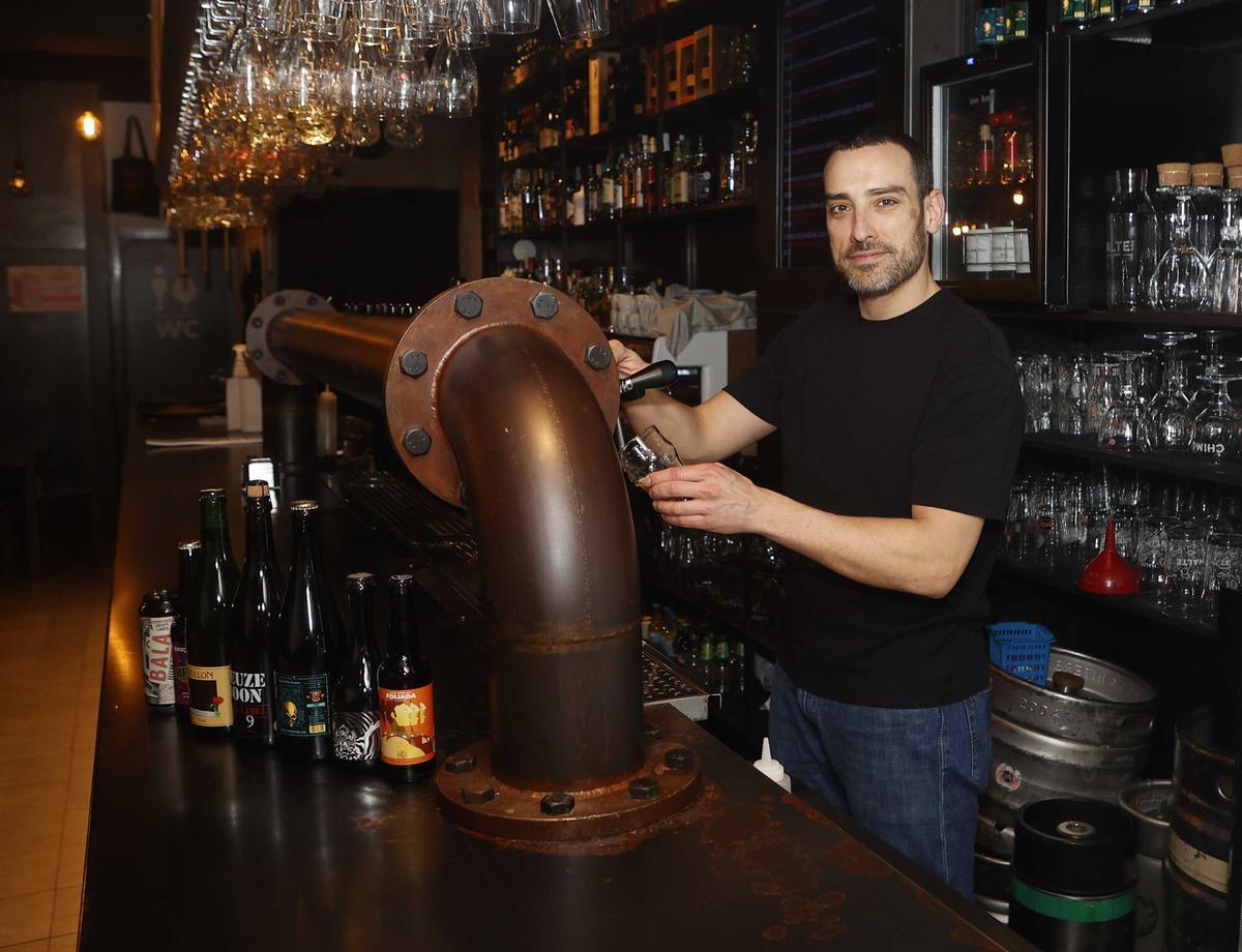 Juan Fernández, dueño de esta famosa cervecería de la calle Galera, en A Coruña.