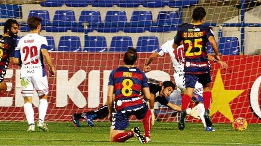 Nico Ratti, porter del Llagostera, s&#039;estira per intentar evitar un gol del Ponferradina aquest últim cap de setmana a Palamós.