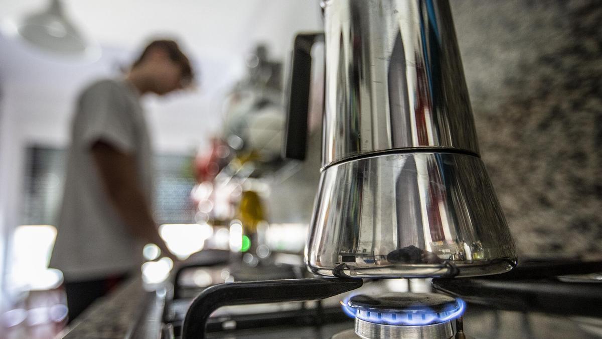Una persona enciende la cocina de gas en Barcelona.
