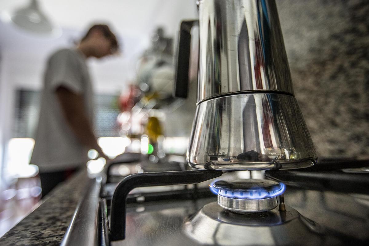Una persona enciende la cocina de gas en Barcelona.