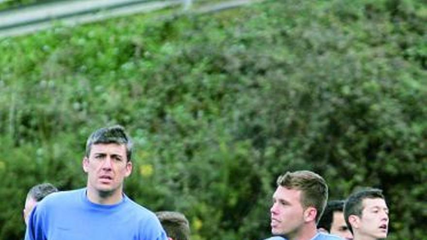 Los jugadores del Avilés hacen carrera continua durante el entrenamiento.