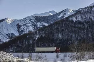 Así luchan contra la nieve en la autopista del Huerna: "Nunca se cierra por capricho"