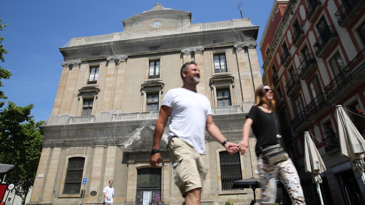 La Foneria de Canons, un edificio invisible en la memoria colectiva por su reciente pasado militar y ahora a la espera de un uso cultural.