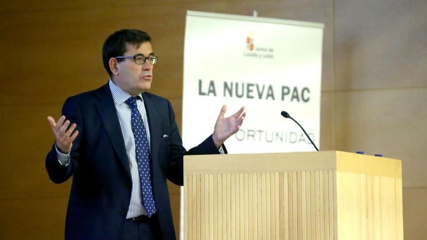 El secretario general de Agricultura y Alimentación, Carlos Cabanas, durante su intervención en la jornada sobre la PAC en Valladolid.