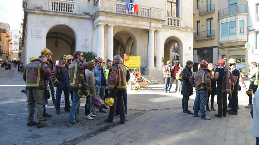 Els Bombers a la plaça de l&#039;Ajuntament.