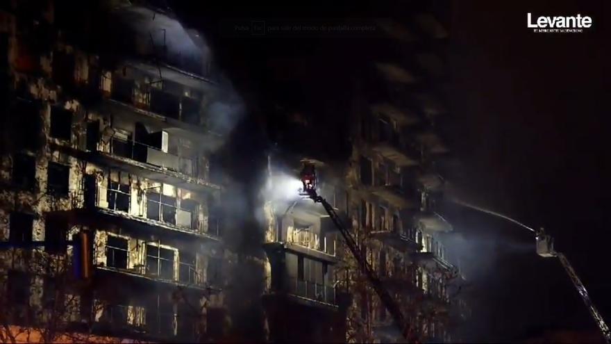 Los bomberos extinguen las llamas del edificio de Campanar