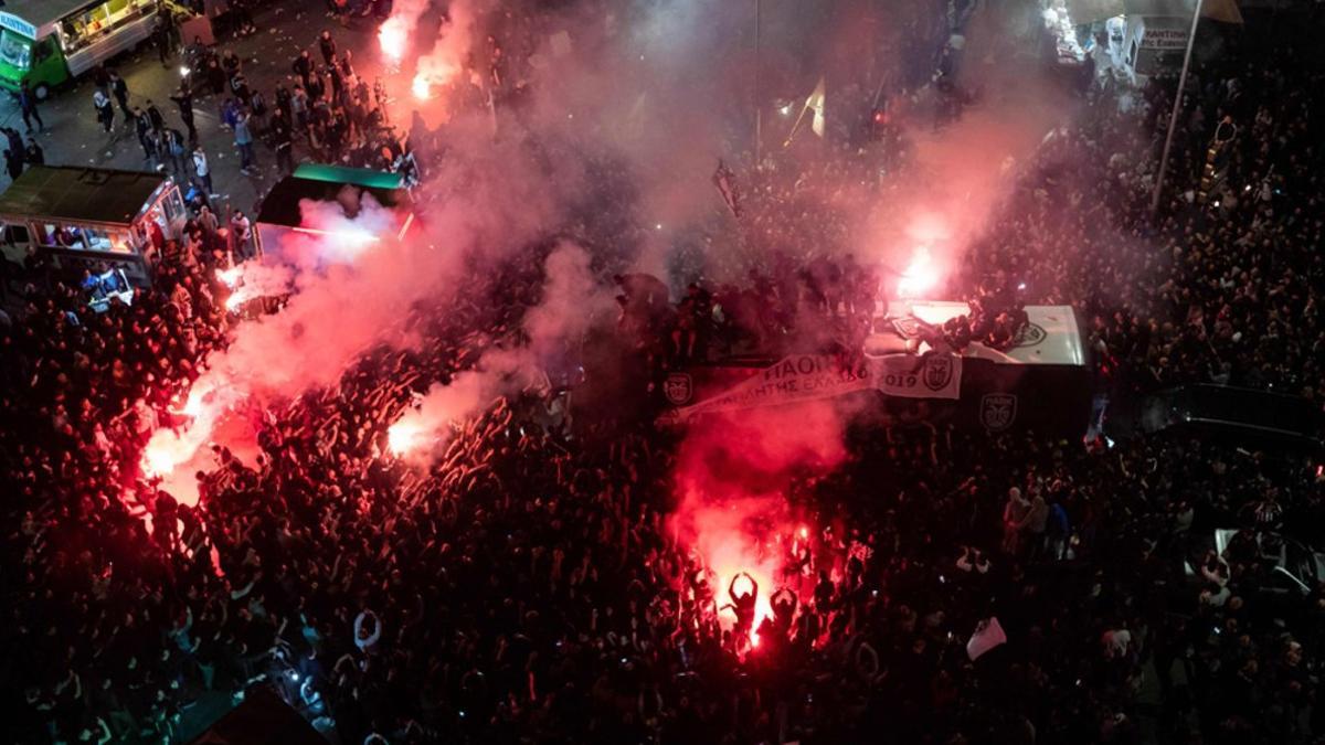 Los seguidoes del Paok FC con bengalas para celebrar la victoria en la final de la Copa Griega ante el  AEK Atenas en Tesalónica.