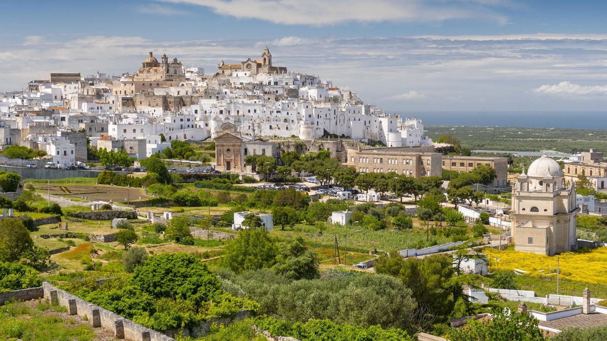 El Vejer italiano es un pueblecito de calles blancas, flores por todas partes y muy poco turismo en el que retirarte a vivir la dolce vita