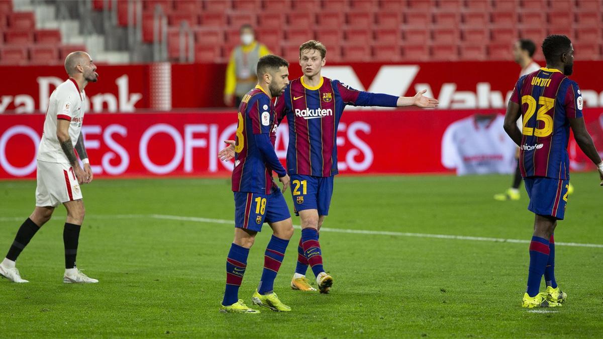 El momento en el que De Jong corrige a Jordi Alba en el Sánchez Pizjuán