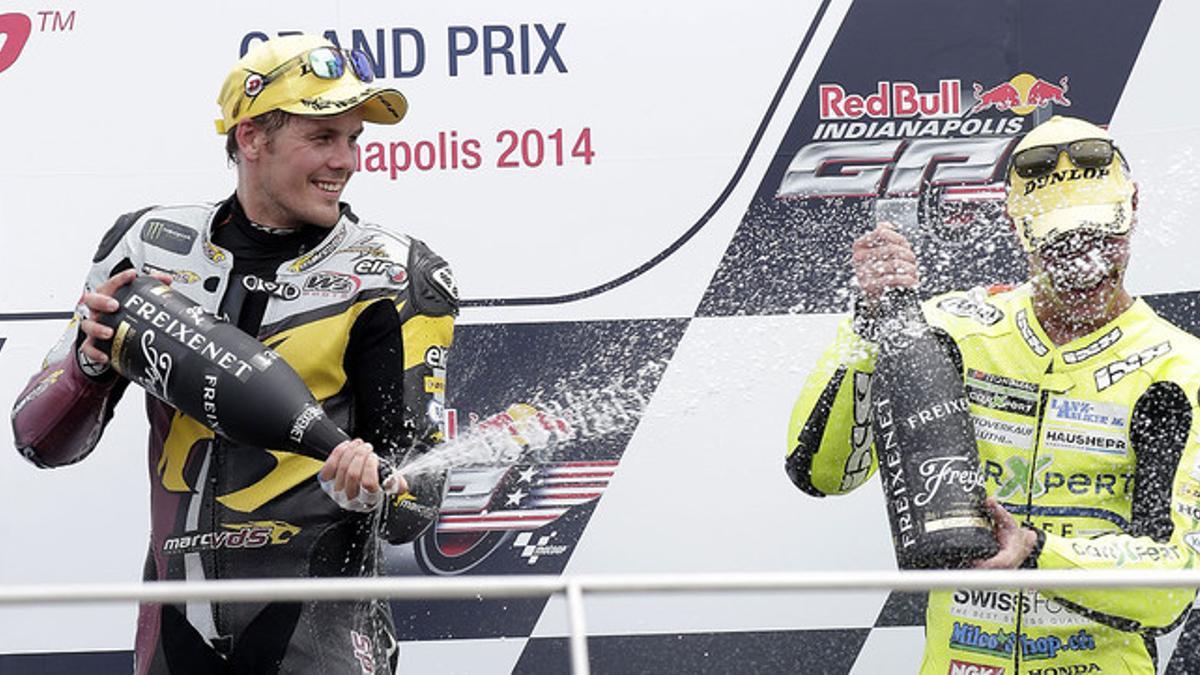 Mika Kallio (izquierda) ducha con cava a Dominique Aegerter, en el podio del Gran Premio de Indianápolis