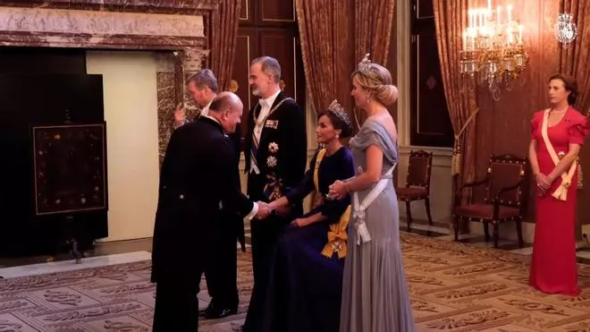 La reina Letizia se sienta en el besamanos debido a su dolencia en el pie