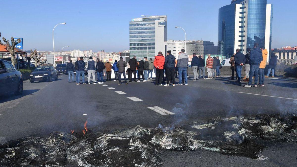 Cenizas tras la última protesta de los trabajadores de Alu Ibérica en A Coruña.