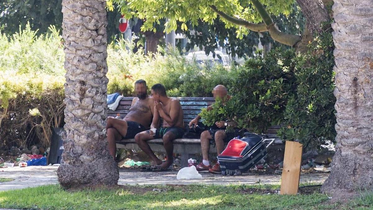 Asentamientos, suciedad e inseguridad frente a Casa Mediterráneo en Alicante