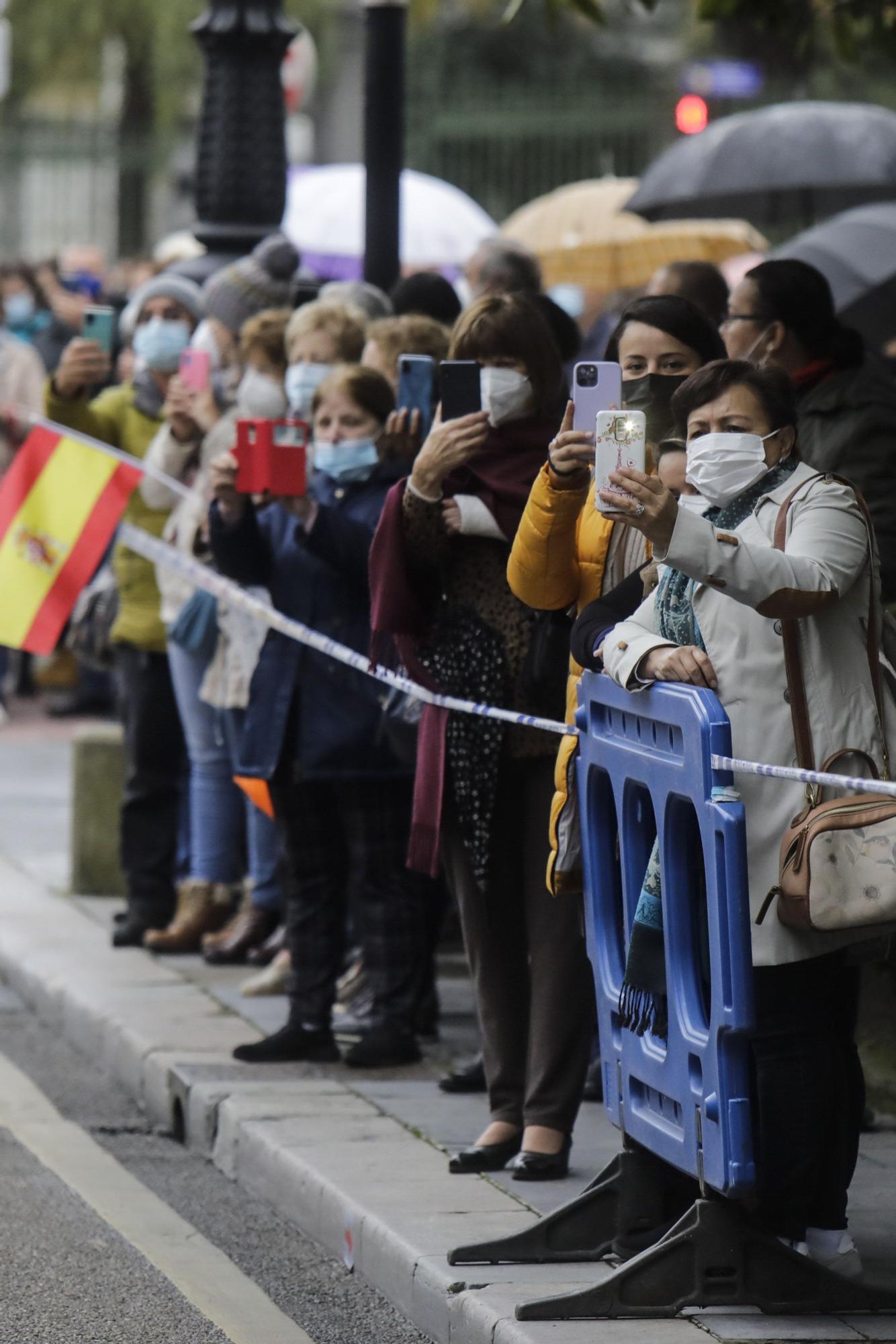 Ambiente en el entorno del Campoamor: republicanos, antisatánicos y muchos aplausos y vítores a Familia Real y premiados