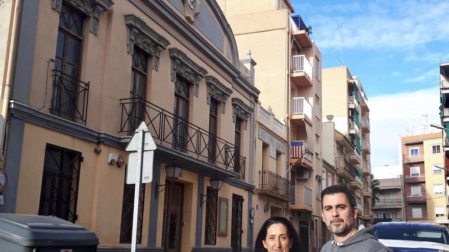 Los concejales de Cs Burjassot, Toni Subiela y Tatiana Sanchis, junto a la fachada del Teatro El Progreso