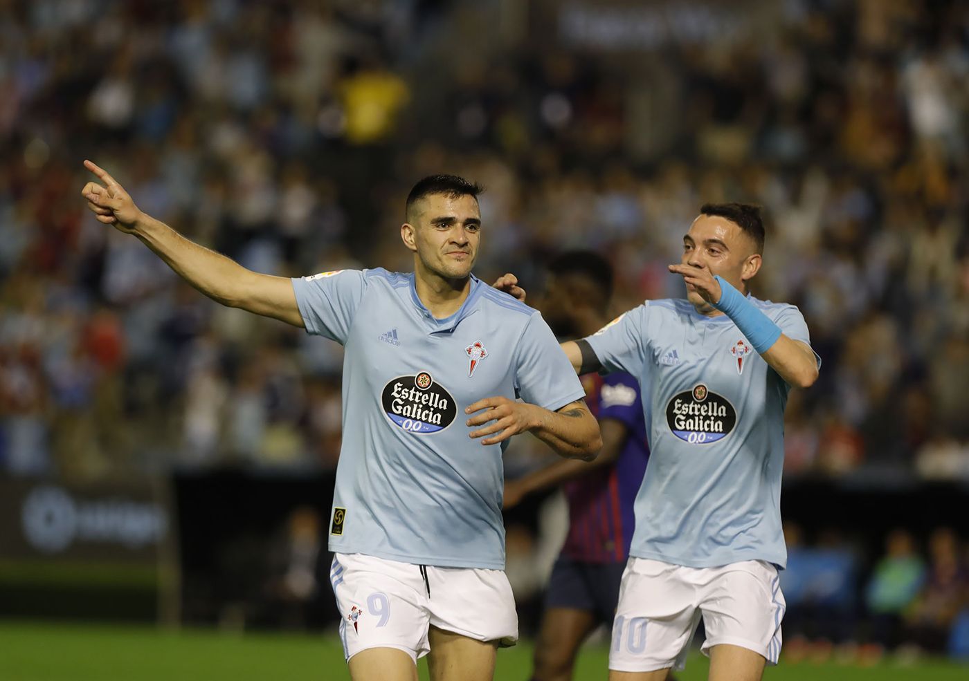 Maxi Gómez e Iago Aspas celebran juntos un gol en la temporada 18-19