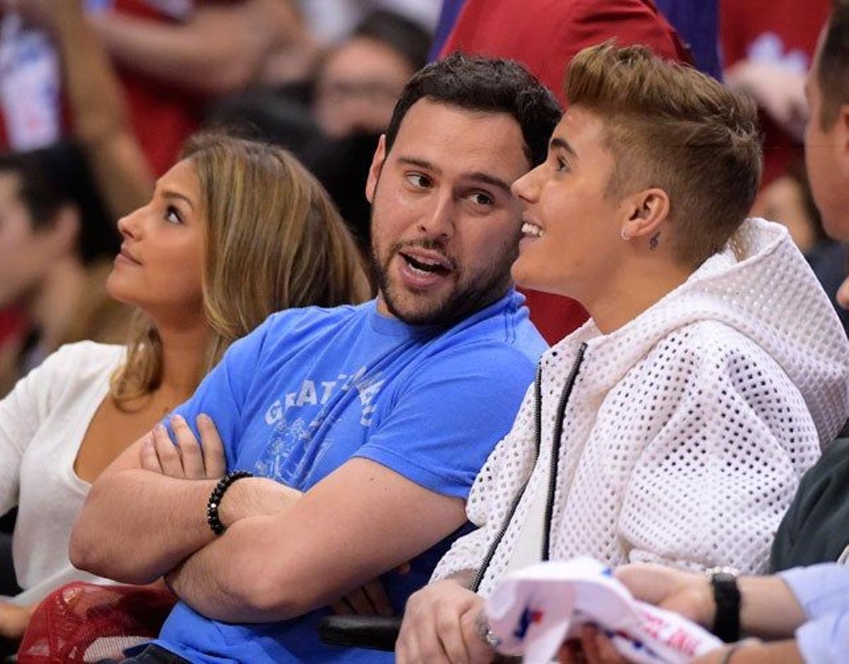Justin Bieber junto a su mánager Scooter Braun