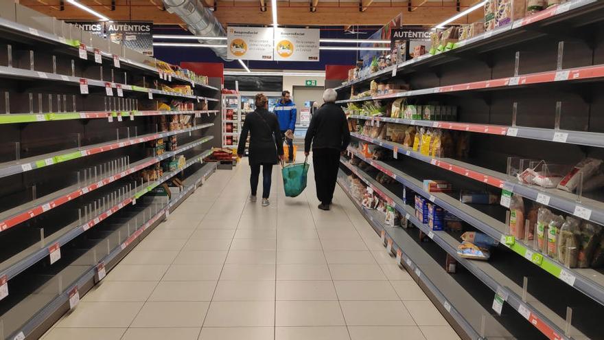 Estanteries buides del supermercat Esclat