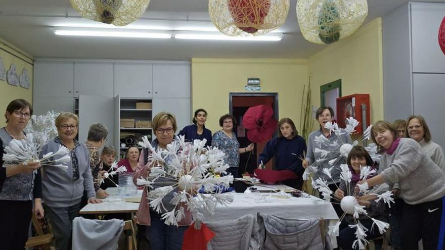 La comissió + 60 van preparant la decoració. | COMISSIÓ DE FESTES